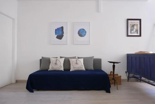 um quarto com uma cama azul e 2 almofadas em Alfama Terrace Apartment em Lisboa