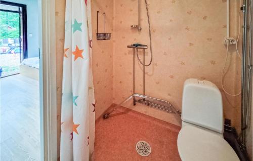 y baño con ducha y aseo. en Amazing Home In Ljungby With Harbor View en Ljungby