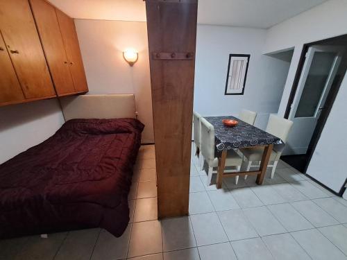 Postel nebo postele na pokoji v ubytování Departamento microcentro Mendoza