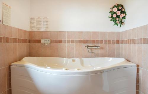 y baño con bañera y lavamanos. en Stunning Home In Hvide Sande With Kitchen en Nørre Lyngvig