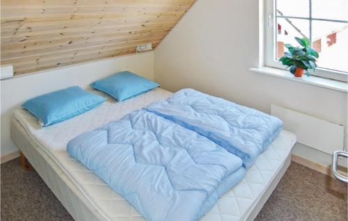 グラセンにあるMarina Fiskens Ferieparkの窓付きの部屋で、ベッド1台(青い枕付)