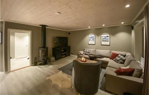 A seating area at Pet Friendly Home In Rauland With House A Mountain View