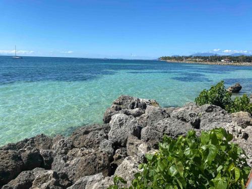una vista dell'oceano da una spiaggia rocciosa di Kaz’Ary a Sainte-Anne