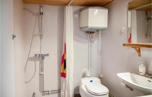 La salle de bains est pourvue d'une douche, de toilettes et d'un lavabo. dans l'établissement Lovely Home In Skellefte With Kitchen, à Skellefteå