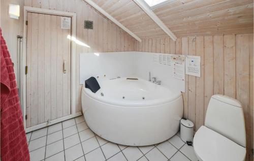 EgernsundにあるBeautiful Home In Egernsund With 3 Bedrooms, Sauna And Wifiのバスルーム(大型バスタブ、トイレ付)