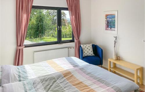 1 dormitorio con cama, ventana y silla en Nice Home In Lichtenau With Wifi, en Lichtenau