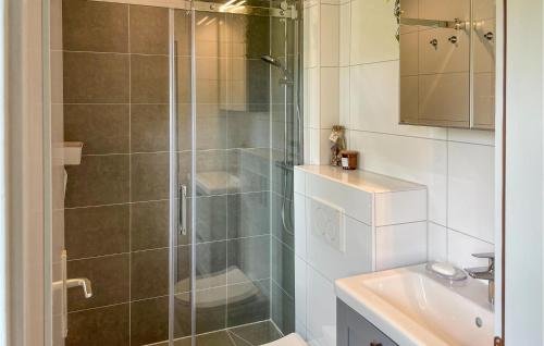 y baño con ducha y lavamanos. en Nice Home In Lichtenau With Wifi, en Lichtenau