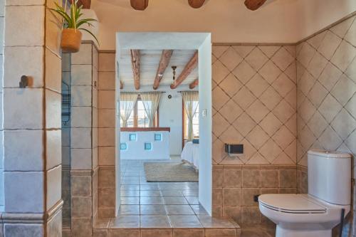 a bathroom with a toilet and a sink at Casa Rural Nel in Tinajo