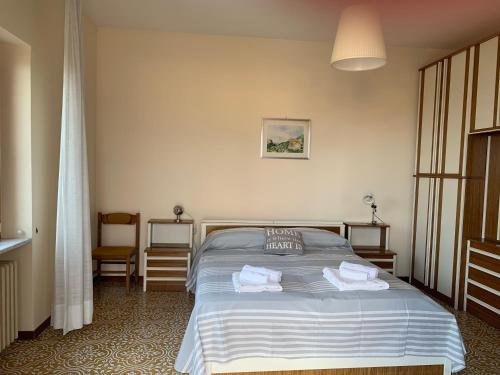 a bedroom with a bed with towels on it at The Stunning View in Scala