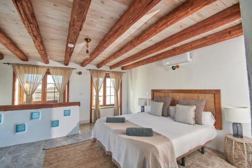 um quarto com uma cama grande e tectos em madeira em Casa Rural Nel em Tinajo