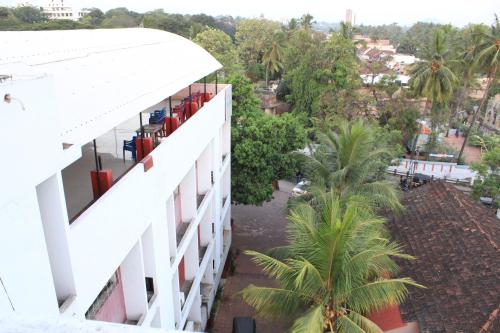 una vista sul soffitto di un edificio bianco con palme di Hotel Silver Sand a Trivandrum