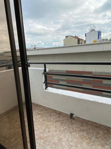 vistas desde la ventana de un balcón en Acogedor Apartamento céntrico I, en Armenia