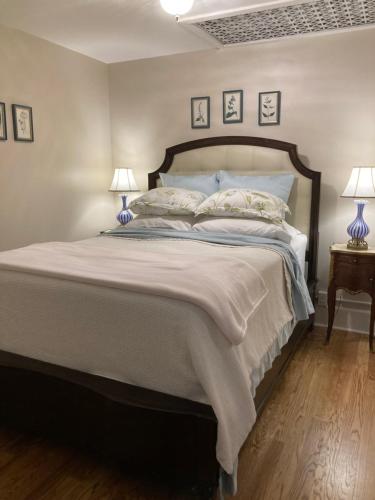um quarto com uma cama grande e 2 candeeiros em Pineapple House, Cozy Garden Apartment, City Center! Marble-Tiled Bathroom! FREE parking! em Denver