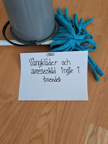 a piece of paper sitting on a table with a bucket at Mysig lägenhet med fjällutsikt i Sälen in Sälen