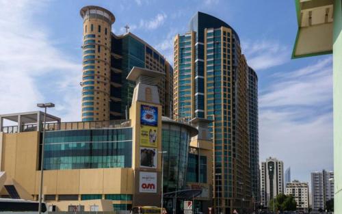 International Abu Dhabi Hostel في أبوظبي: مجموعة مباني طويلة في مدينة