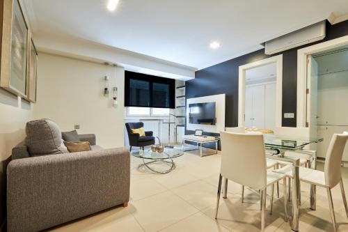 een woonkamer met een bank en een tafel bij Salamanca Comfort, by Presidence Rentals in Madrid