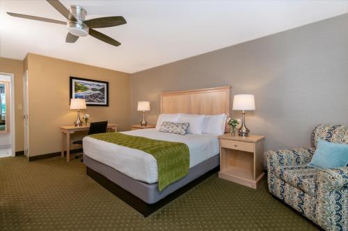 Habitación de hotel con cama y silla en Acadia Inn en Bar Harbor