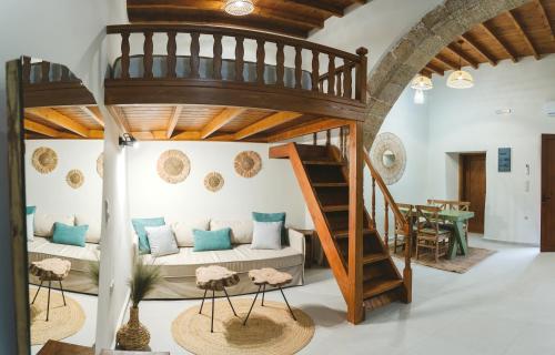 アルハンゲロスにあるAesthisis Sensational Accommodation Archangelosのリビングルーム(ロフトベッド1台、テーブル付)