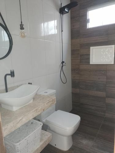 a bathroom with a toilet and a sink at Casa de temporada - Raio de luz! in Carolina