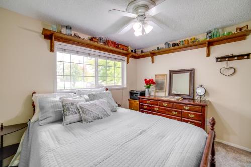 een slaapkamer met een bed, een spiegel en een raam bij Dog-Friendly Idaho Falls Vacation Rental with Yard! in Idaho Falls