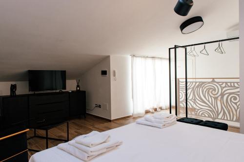 a bedroom with a bed with two towels on it at Bed and Breakfast Le Foglie in Altamura