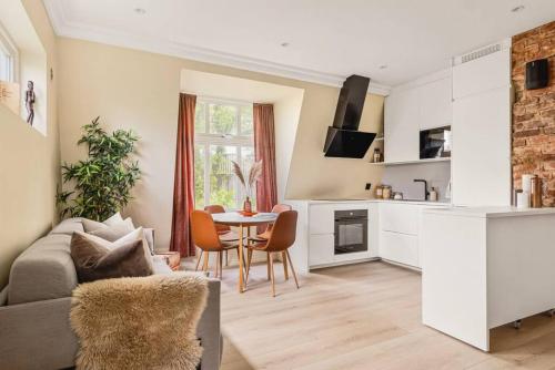 Virtuvė arba virtuvėlė apgyvendinimo įstaigoje Dinbnb Apartments I New 2021 I SONOS and SMART TV