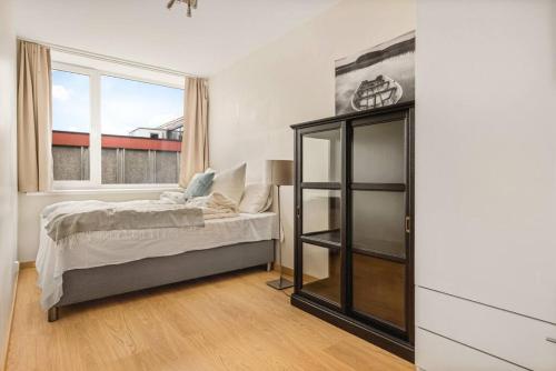 卑爾根的住宿－Dinbnb Apartments I Top-Modern Apartment in Historical Sandviken，一间卧室设有一张床和一个窗口