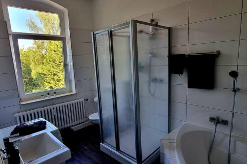 W łazience znajduje się prysznic, toaleta i umywalka. w obiekcie Apartment ROTER FADEN w Hanowerze