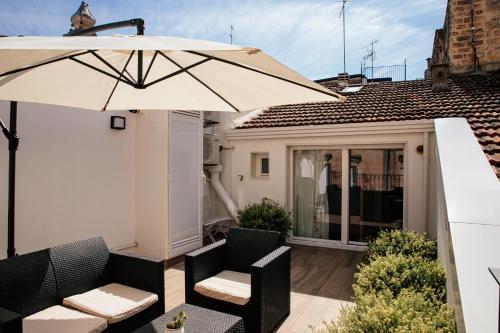 a patio with an umbrella and a table and chairs at Bed and Breakfast Le Foglie in Altamura