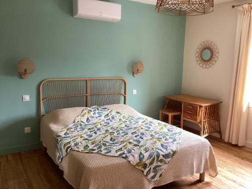 1 dormitorio con cama, mesa y espejo en Mas des Chênes, en La Baume-de-Transit