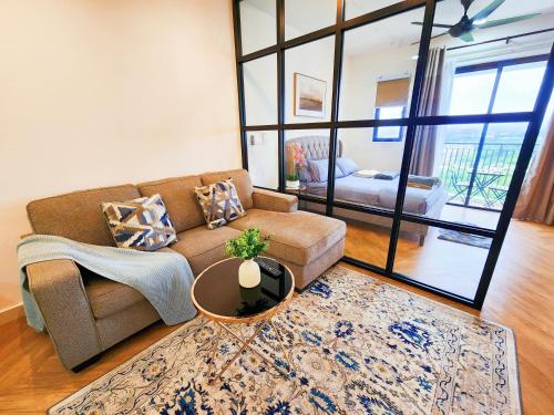 sala de estar con sofá y mesa en D'Hive By Tiara Imperio en Kajang