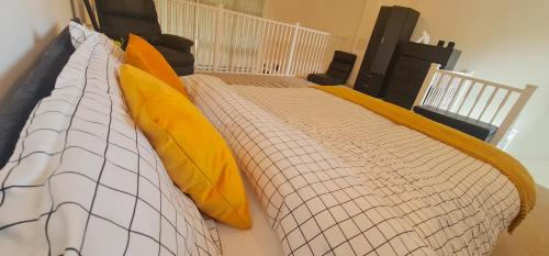 Postel nebo postele na pokoji v ubytování Two Bedroom Flat to Rent on Windmill Road