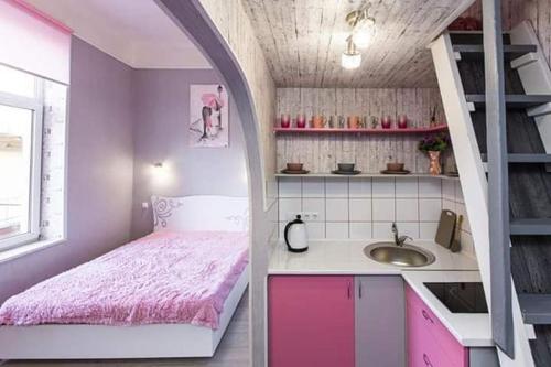 ein Schlafzimmer mit einem rosa Bett und einem Waschbecken in der Unterkunft Sleep&Go in Lwiw