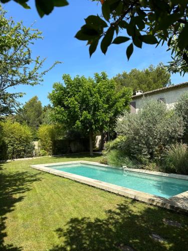 The swimming pool at or close to Mas au Paradou