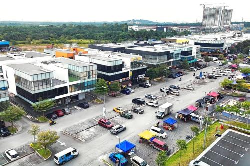 uma vista aérea de um parque de estacionamento numa cidade em Luxury Suite Alanis Residence Sepang KLIA1 KLIA2 Putrajaya Cyberjaya em Sepang