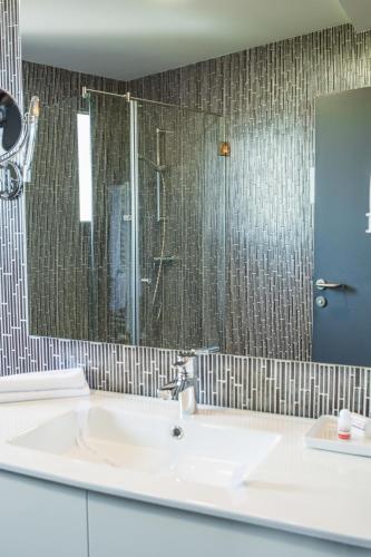 a bathroom with a sink and a mirror at Hotel Tempo in Târgu-Mureş