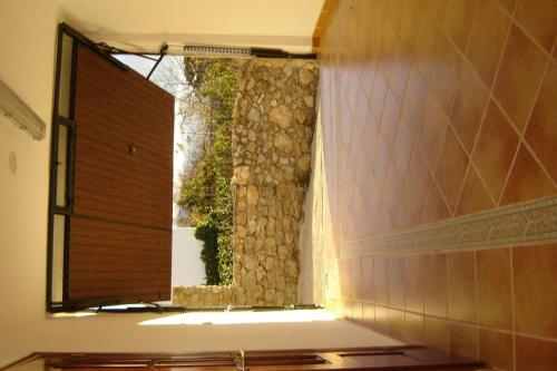 a window in a bathroom with a stone wall at Casa Mamica Rosario in Yegen