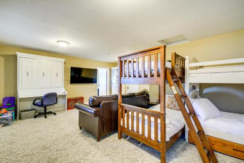 1 dormitorio con 2 literas y escritorio en Charming Poulsbo Retreat Hood Canal Views!, en Poulsbo