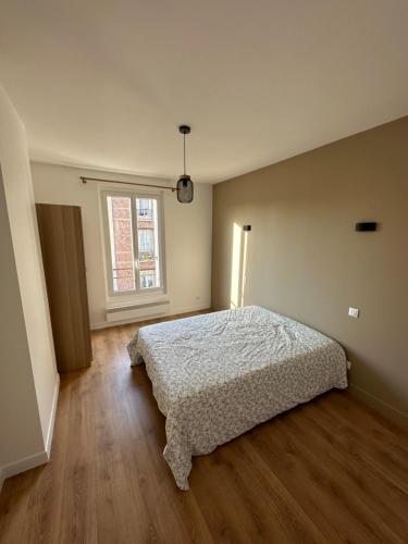 a bedroom with a bed and a window at La Résidence élégante in Saint-Denis