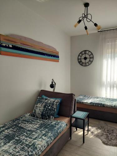 - un salon avec un canapé, un lit et un réveil dans l'établissement Blue - Bastion Wałowa, à Gdańsk