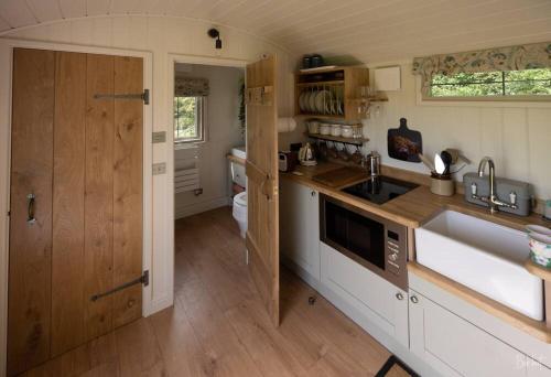 una cucina con un lavello e un piano di lavoro di Shepherds Huts Tansy & Ethel in rural Sussex ad Arundel