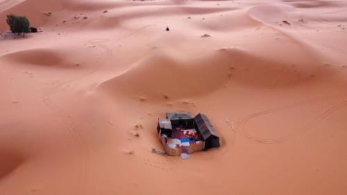 an aerial view of a desert with a vehicle at Gambi Camp in Hassilabied