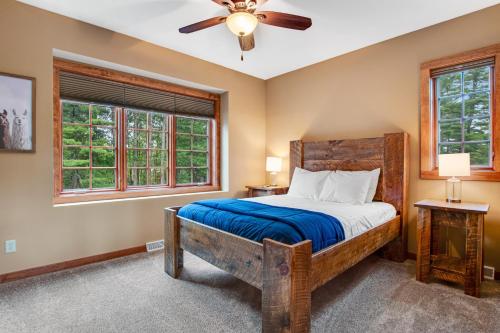 een slaapkamer met een bed en een plafondventilator bij Copperwood 5 in Eagle River