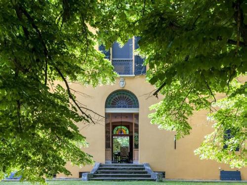 un edificio con scale che conducono ad una porta di Palazzo Bonfiglioli a Lorenzatico