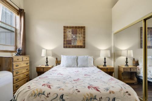 En eller flere senge i et værelse på Country Club Condo in Flagstaff