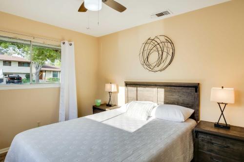 Ένα ή περισσότερα κρεβάτια σε δωμάτιο στο San Antonio Home Near Nature, Parks and Trails
