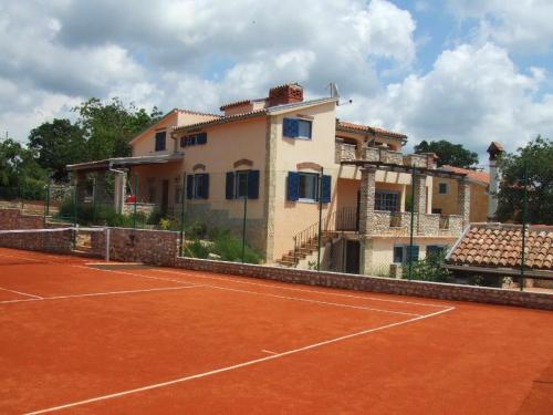 Ruhiggelegene Villa mit eigenem Tennisplatz und Pool für Ausflüge in die Umgebung und zum Strand