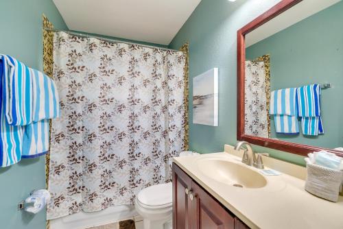 ein Badezimmer mit einem Waschbecken, einem WC und einem Spiegel in der Unterkunft Pet-Friendly Ocala Escape with Private Pool and Yard! in Marion Oaks