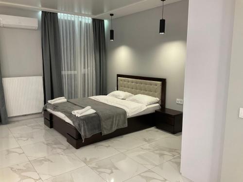 een slaapkamer met een bed met twee handdoeken erop bij VIP Apartment near Center in Lviv