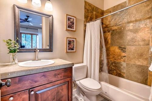 y baño con lavabo, aseo y ducha. en The Chic Cabin Apartment, en Flagstaff